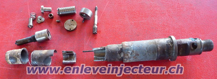 Injektor in Stucken herausnehmen aus Renault
                Trafic / Opel Vivaro 2.0