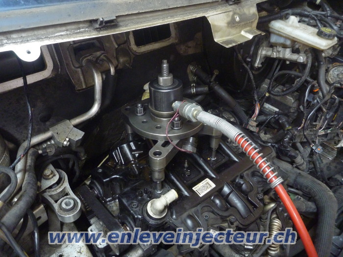 Injektoren ausziehen aus Renault Trafic / Opel
                Vivaro / Nissan Primastar 2.5